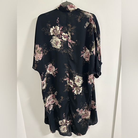 Everly Navy Blue Floral Kimono Size Small - Picture 2 of 4